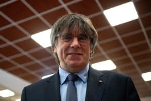 Puigdemont se plantea regresar a España para ser detenido y dinamitar la campaña a ERC y al PSC