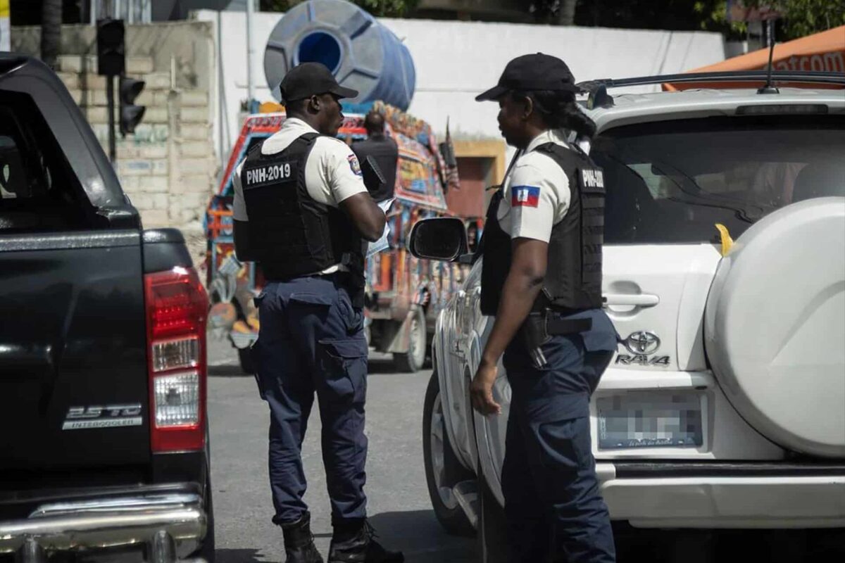 Description: https://gaceta.es/wp-content/uploads/2024/03/EuropaPress_5799389_july_2022_haiti_national_police_officers_check_identifications_at-e1709454903190.jpg