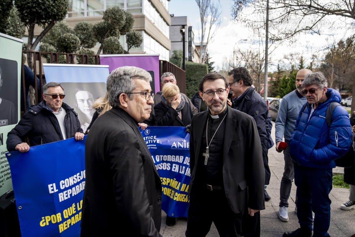 Mons. Argüello, nuevo presidente de la CEE, comienza su mandato saludando a las víctimas de abusos
