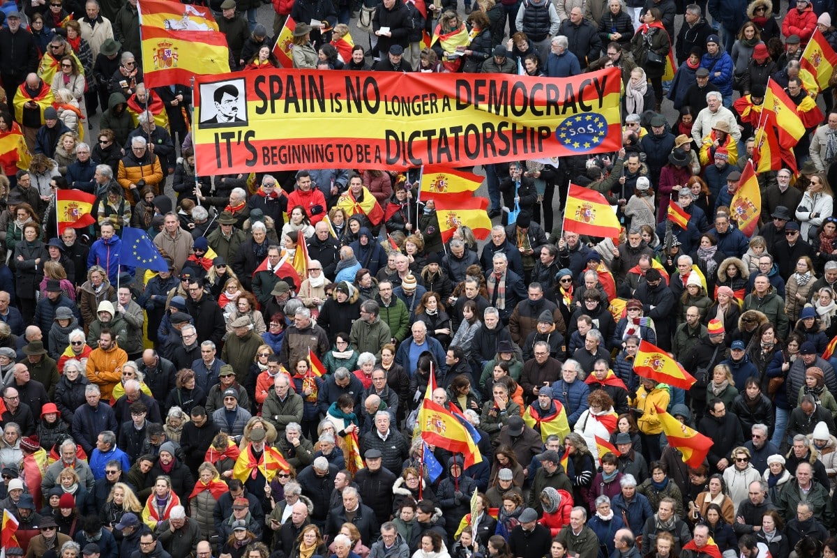 Miles de personas desbordan Cibeles para exigir la dimisión de Pedro Sánchez