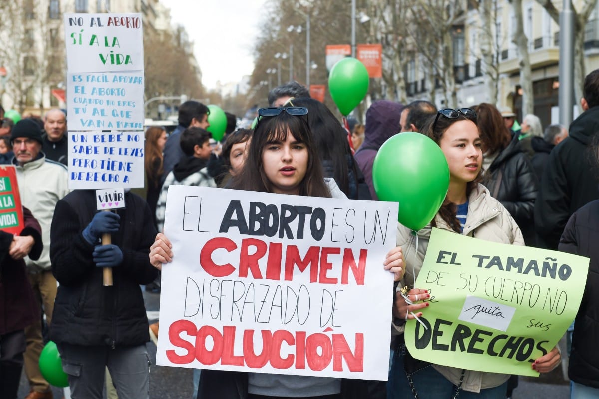 Miles de personas marchan en Madrid contra la cultura de la muerte y en defensa de nacidos y no nacidos