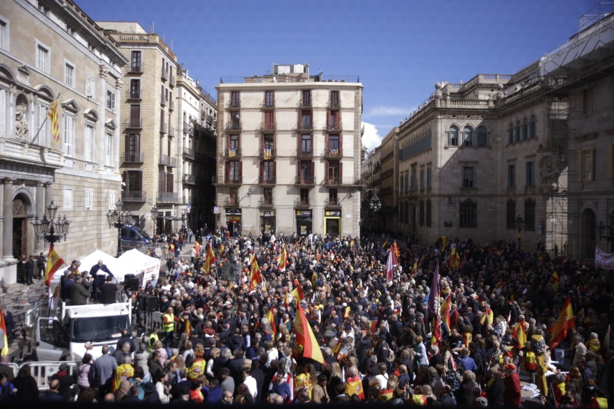 Cientos de personas se concentran en Barcelona contra la amnistía