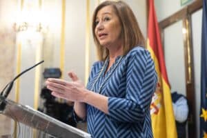 Armengol, visiblemente nerviosa, ha defendido su gestión y su buen nombre y se ha referido al PP para decir que no todo vale en política