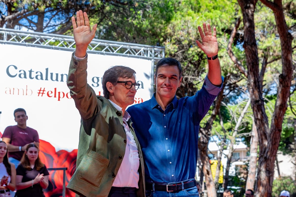 Illa y Sánchez en una imagen de archivo. El presidente quiere reforzar a su candidato de cara a las catalanas para frenar el coste electoral de la amnistía. Europa Press.