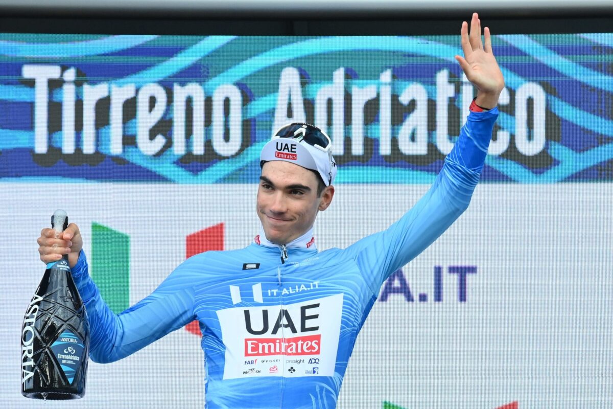 Juan Ayuso se lleva la crono inaugural y el liderato en la Tirreno-Adriático
