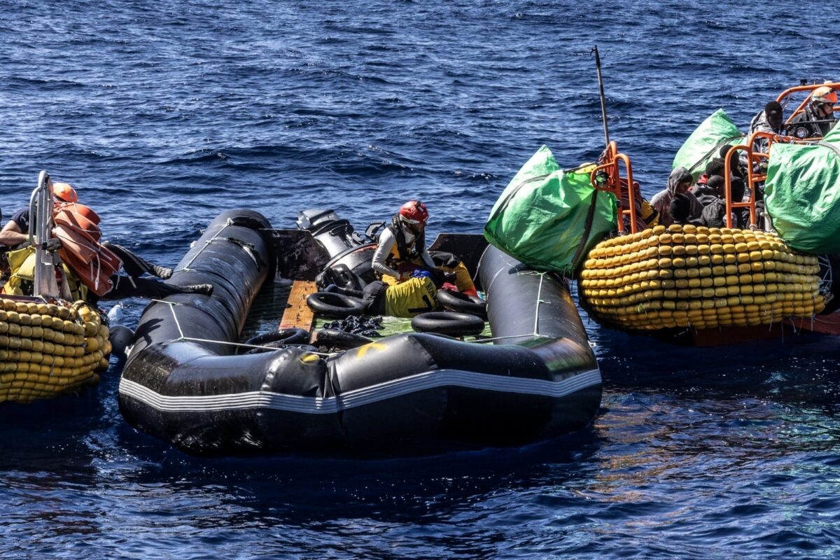 Mueren 60 inmigrantes ilegales en una embarcación a la deriva