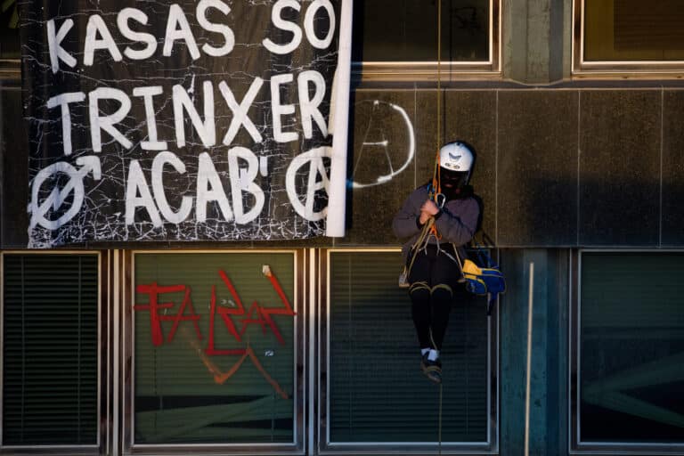Detenidos tres okupas tras huir y atacar a pedradas a agentes de policía durante una operación de desahucio, contra el tráfico de drogas y el fraude eléctrico
