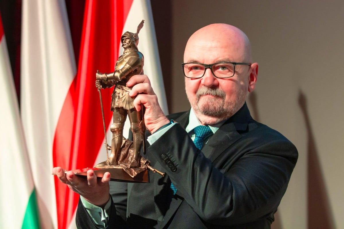 El copresidente del ECR Ryszard Legutko recibe el prestigioso premio János Hunyadi en una ceremonia que contó con la presencia de Viktor Orbán