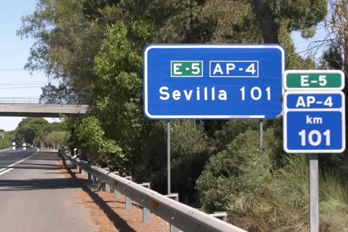 Seis muertos, dos guardias civiles, tras saltarse un camión un control antidroga en Sevilla