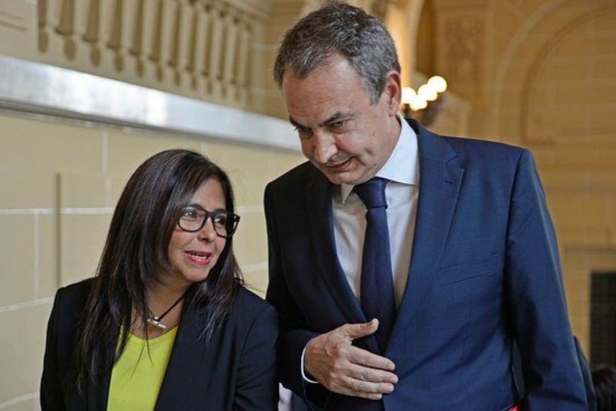 Delcy Rodríguez coincide en Bolivia con Zapatero en un evento sobre la «nueva arquitectura financiera» en la región