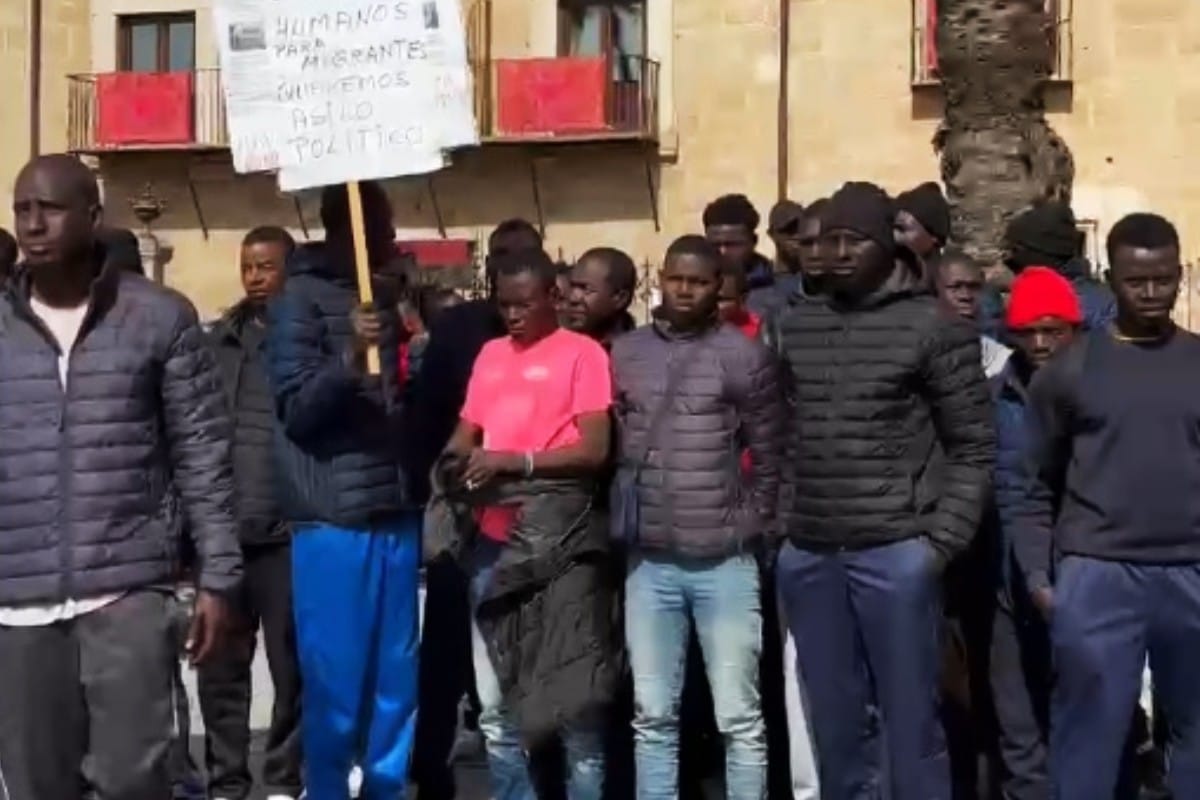 Cientos de inmigrantes subsaharianos piden «asilo» en una concentración en la Plaza de España de Mérida
