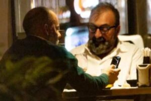 Koldo en una imagen captada por los investigadores con un comandante de la Guardia Civil.