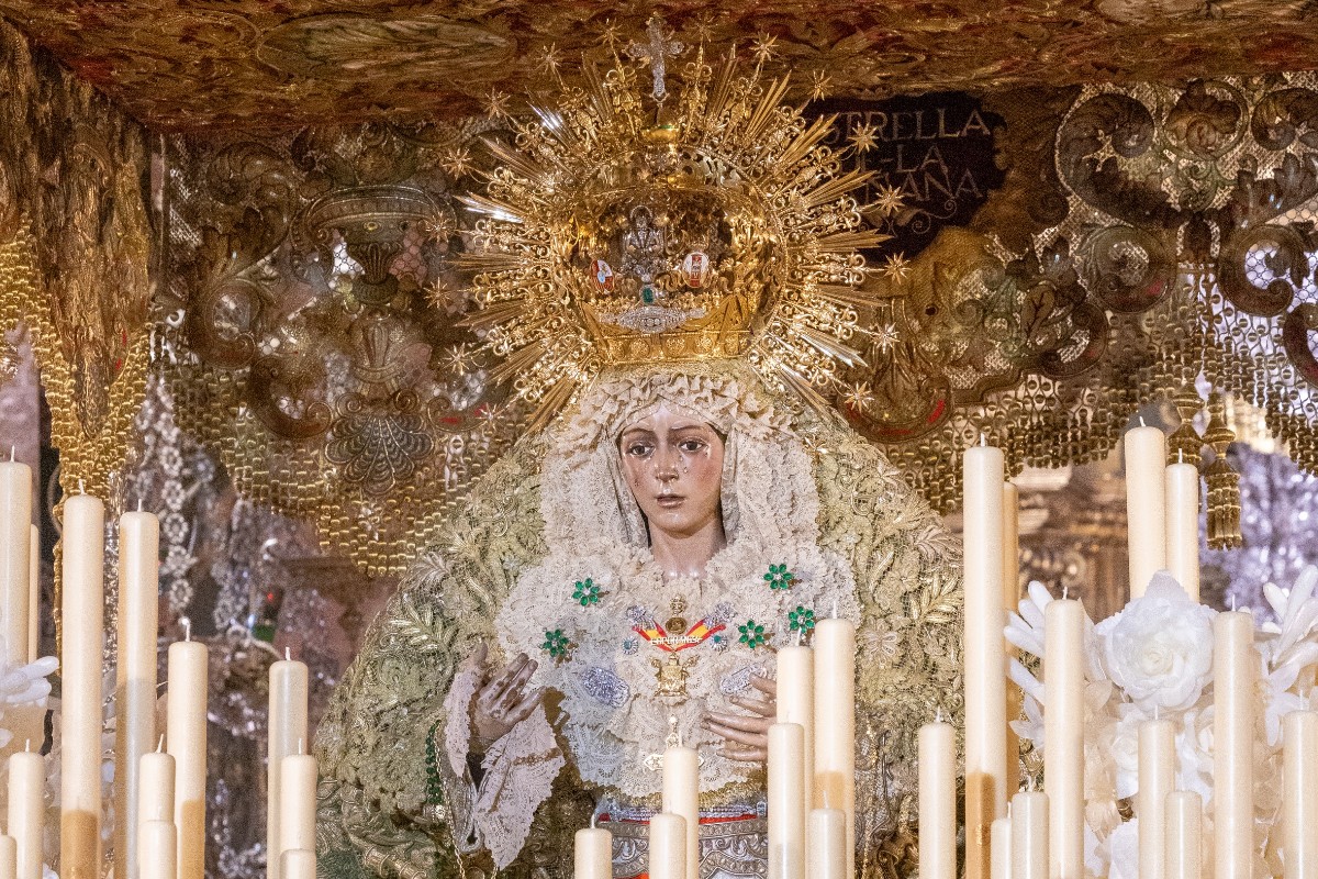 Sevilla | La Hermandad de la Macarena deposita las flores del palio en el cementerio en memoria de sus hermanos difuntos