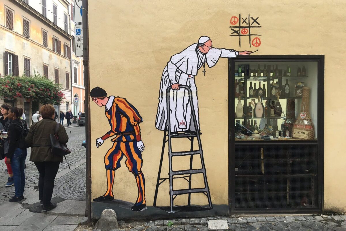 El Vaticano tiene su propio Bansky: así es el artista que llena las paredes de Roma con pinturas del Papa