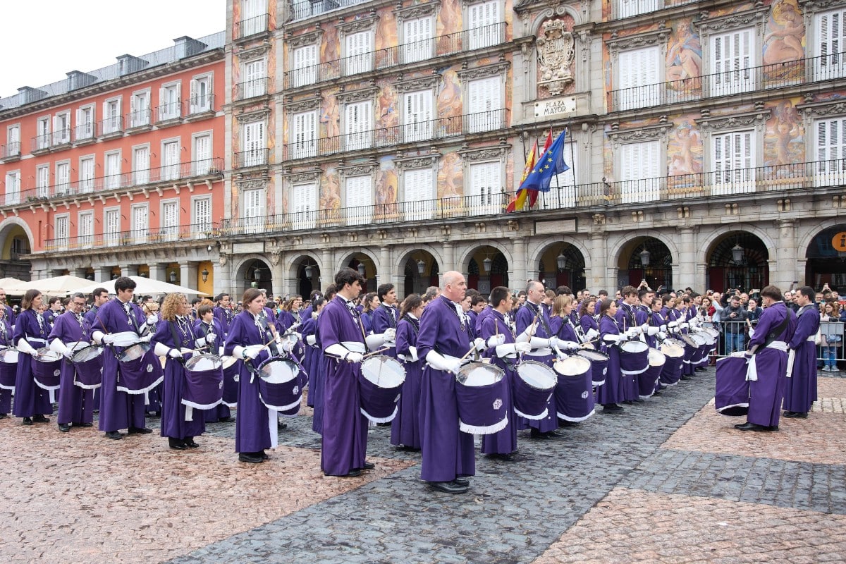 Madrid | La tradicional tamborrada en la Plaza Mayor clausura la Semana Santa