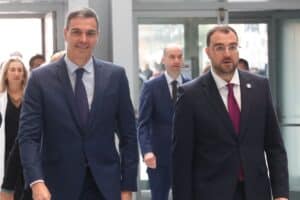 Barbón se niega a bonificar los impuestos de Sucesiones y Donaciones en Asturias para los hijos menores de 21 años. Imagen, Pedro Sánchez junto a Adrián Barbón este lunes. Europa Press.