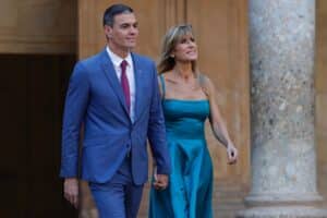 El presidente del Gobierno junto a su esposa, Begoña Gómez. Foto Europa Press.