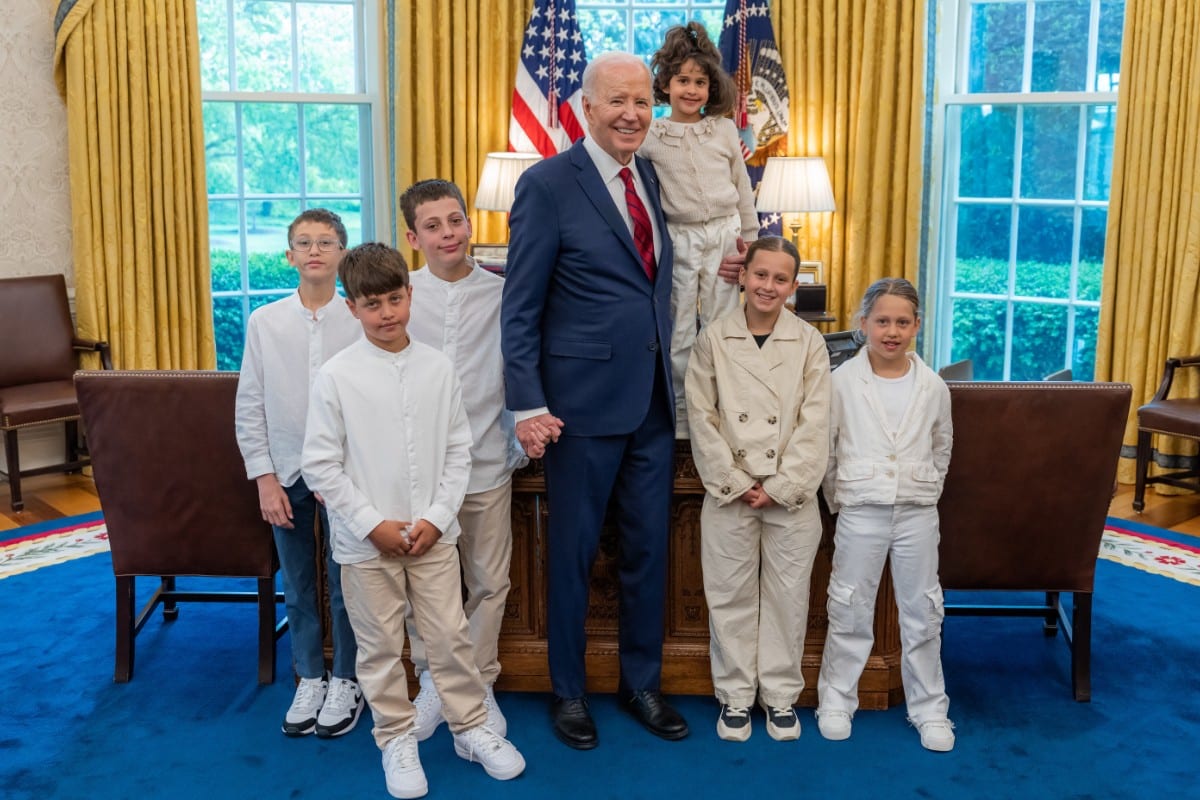 Biden, el más impopular de los últimos nueve presidentes. El presidente de Estados Unidos, Joe Biden, con niños rehenes liberados de Gaza. Europa Press.