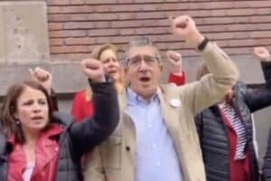 Captan a Patxi López y Adriana Lastra cantando la Internacional con el puño en alto en Ferraz.
