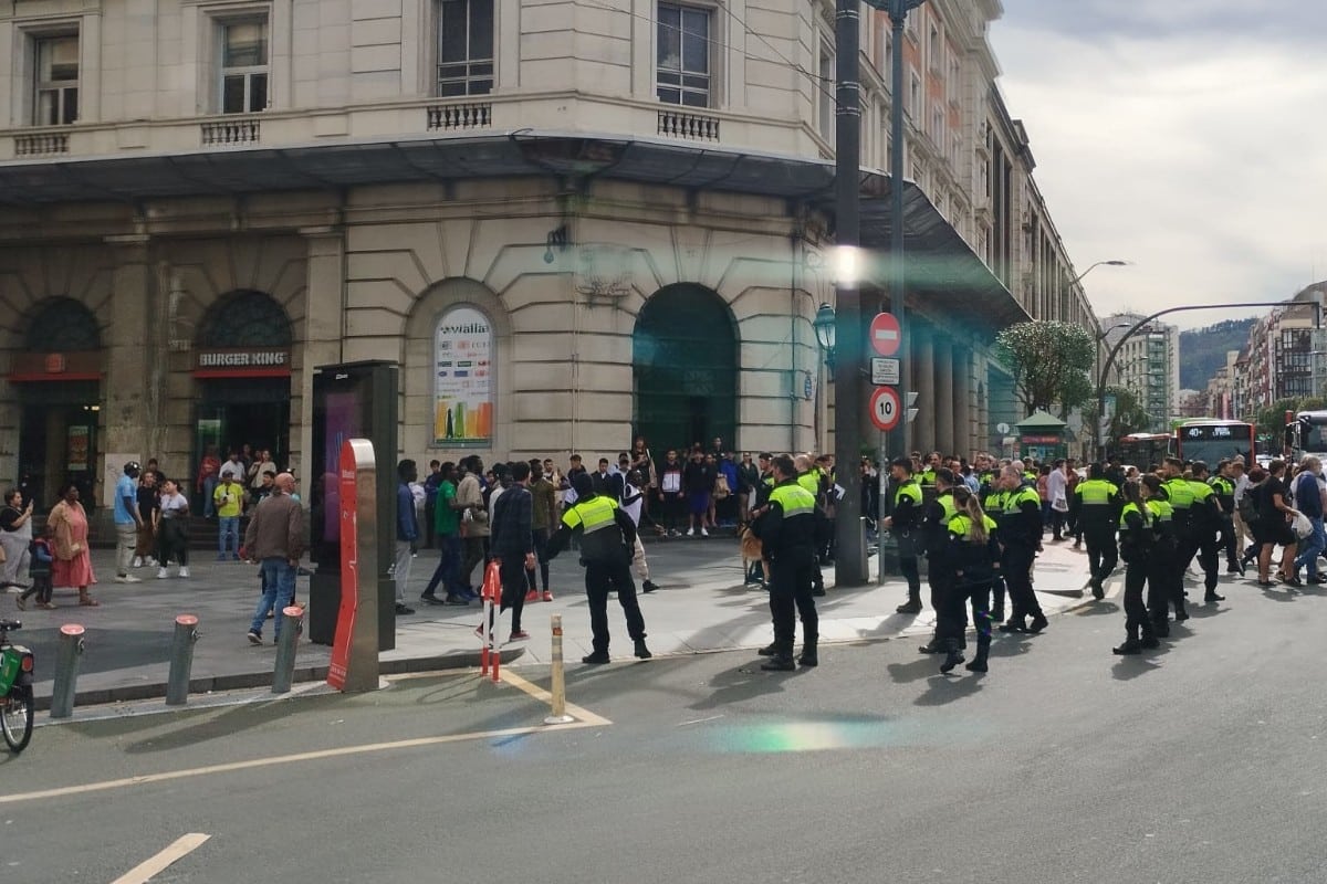 Ciudadanos y manteros se enfrentan a la Policía en Bilbao por incautarles mercancía ilegal. Europa Press.