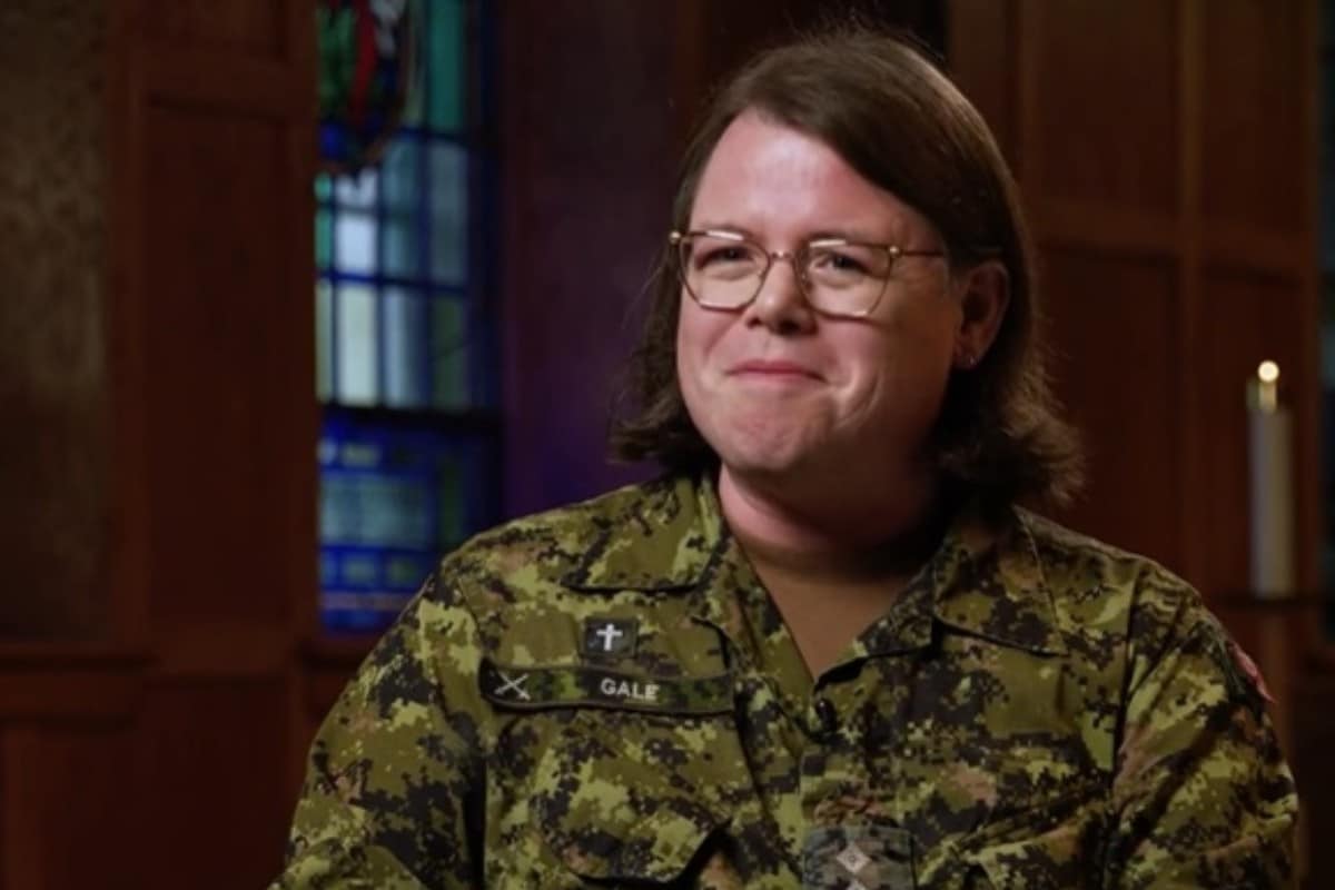El Departamento de Defensa de Canadá suspende al primer capellán militar trans por comentarios sexuales y tocar el trasero a un teniente. Imagen del hombre que responde al nombre de Beatrice Gale. X.