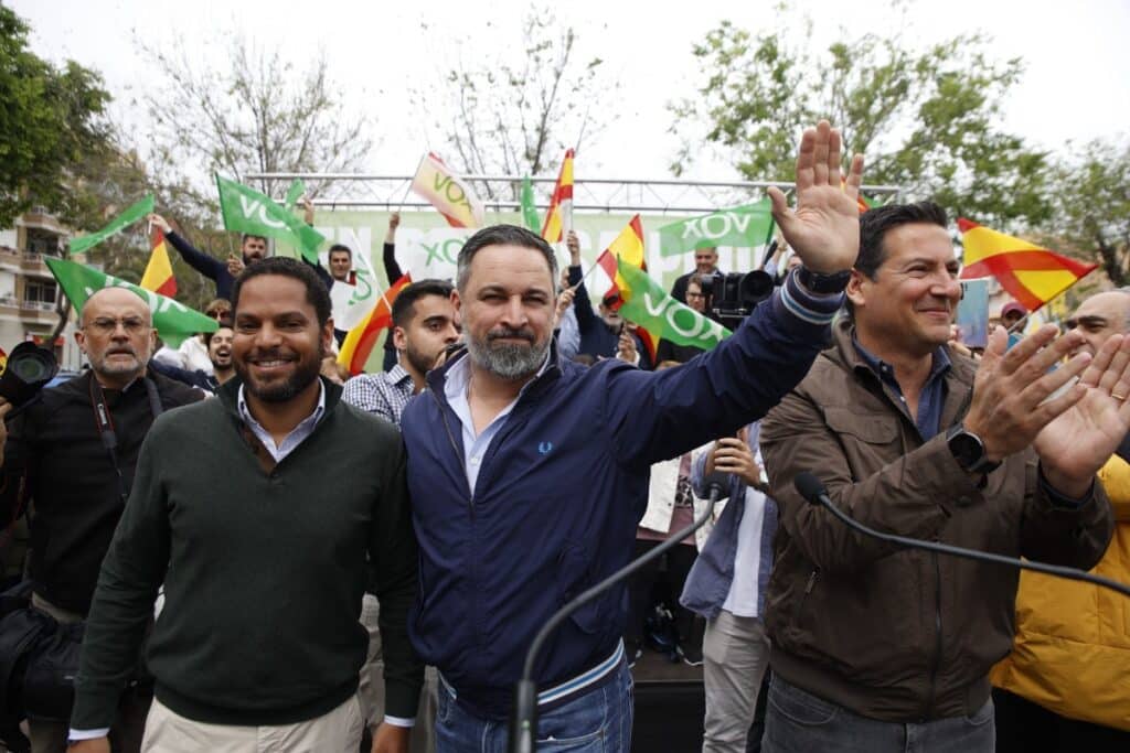 El presidente de VOX, Santiago Abascal, junto al candidato a las elecciones catalanas, Ignacio Garriga, y el candidato por Tarragona, Sergio Macián. Europa Press.
