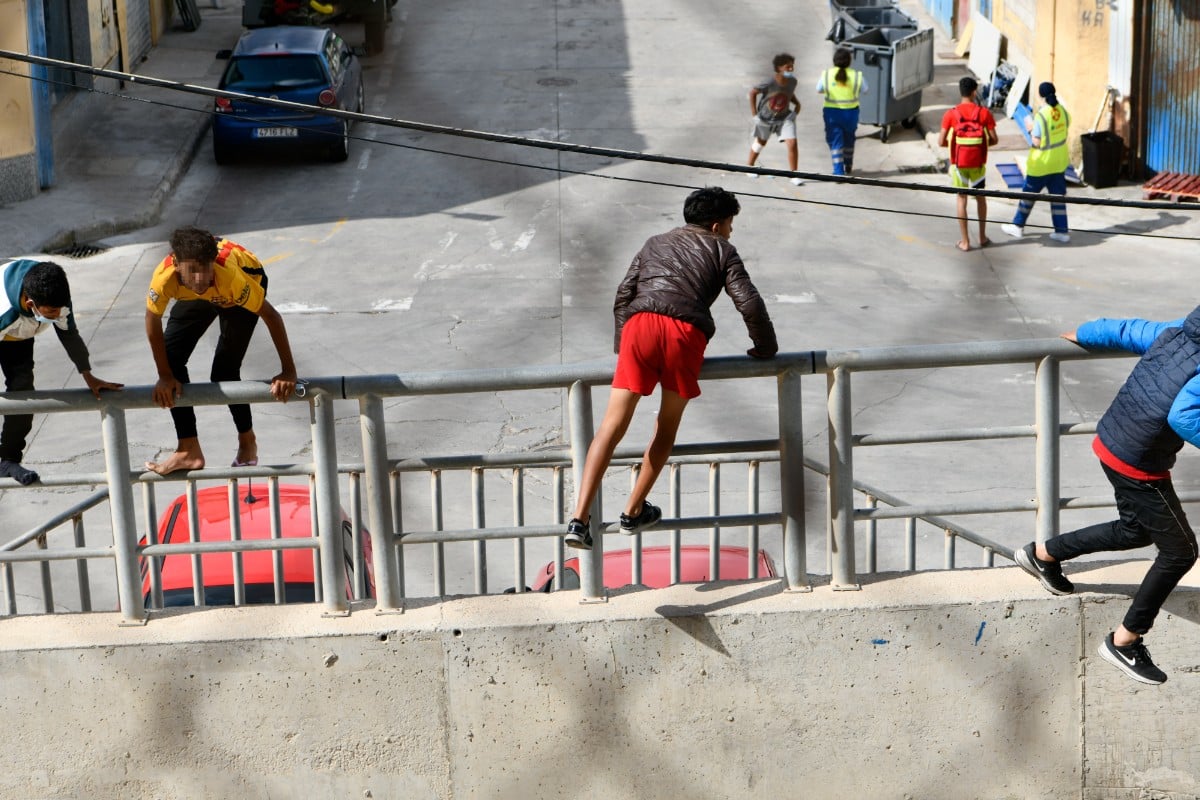 Las últimas llegadas de inmigrantes ilegales a Ceuta colapsan el centro de menores con casi 300 menas