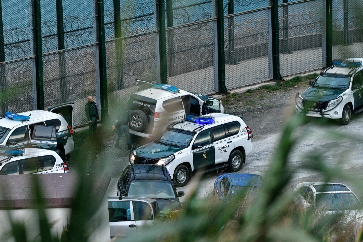 Al menos 200 subsaharianos intentan saltar la valla de Ceuta en pleno Ramadán