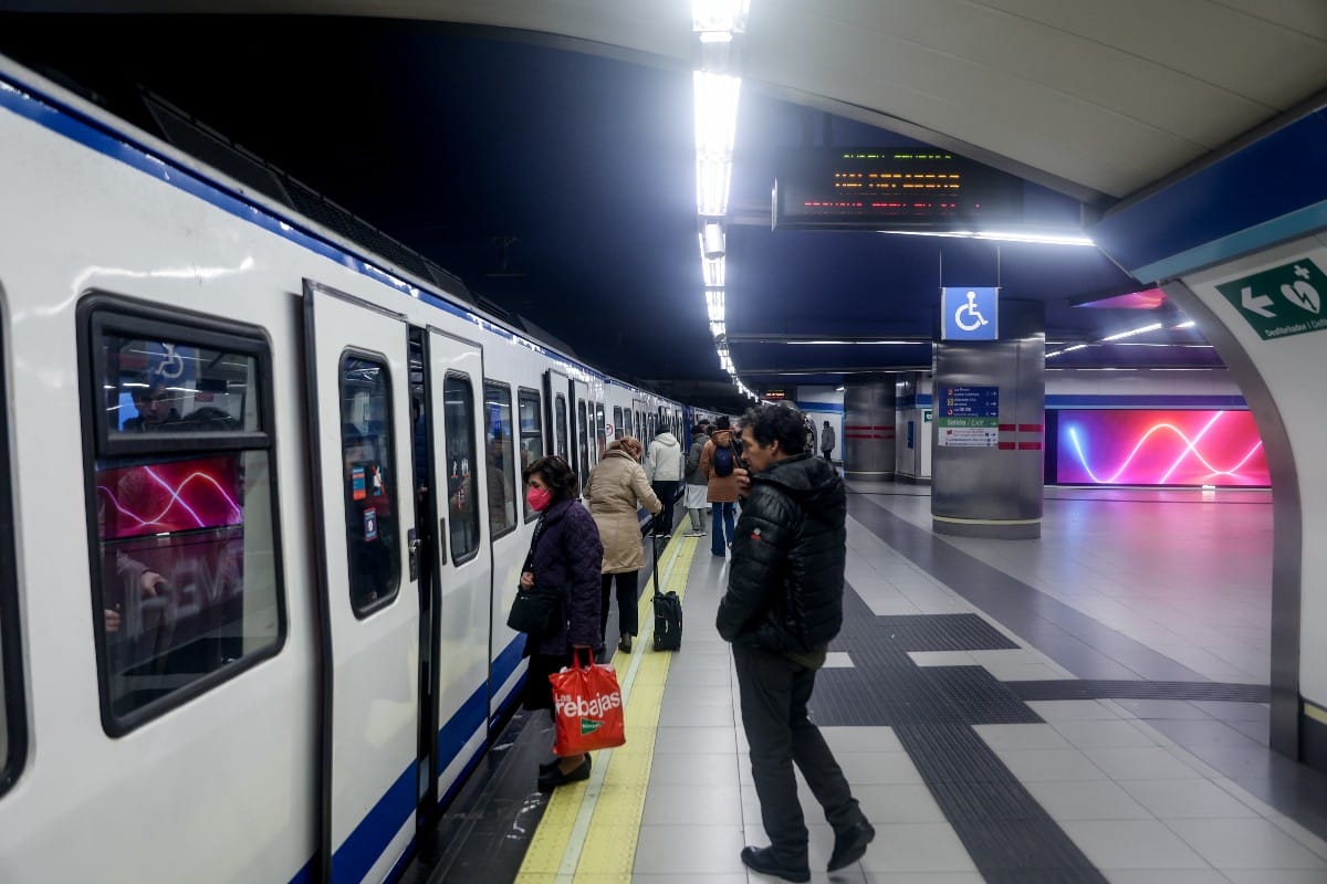 Un chino acuchilla una mujer con unas tijeras en el metro de Madrid