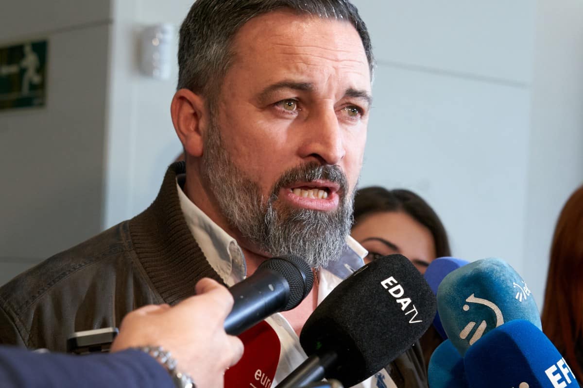 Abascal, sobre la visita de Sánchez al Valle: «Vuelve la necrofilia para tapar la corrupción del Gobierno»