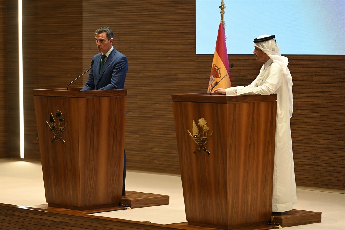 La Junta Electoral abre expediente a Pedro Sánchez por hacer campaña a favor de Illa en su viaje a Doha