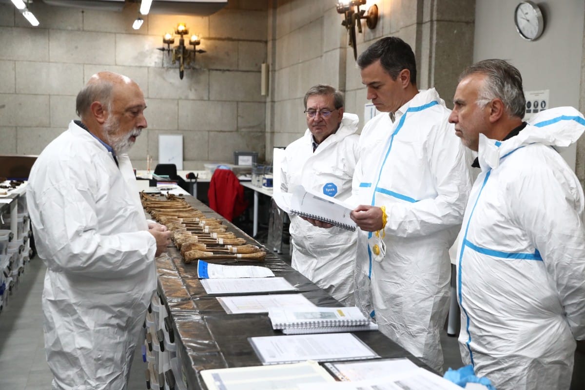 Sánchez visita por sorpresa el laboratorio forense del Valle de los Caídos donde se analizan las exhumaciones