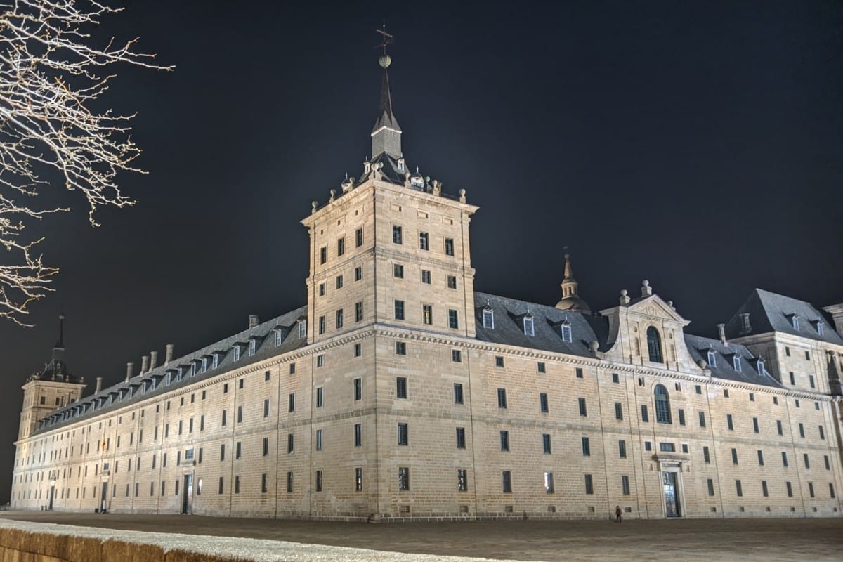 El Real Monasterio de El Escorial ofrece desde este jueves visitas nocturnas por sus 40 años como Patrimonio Unesco