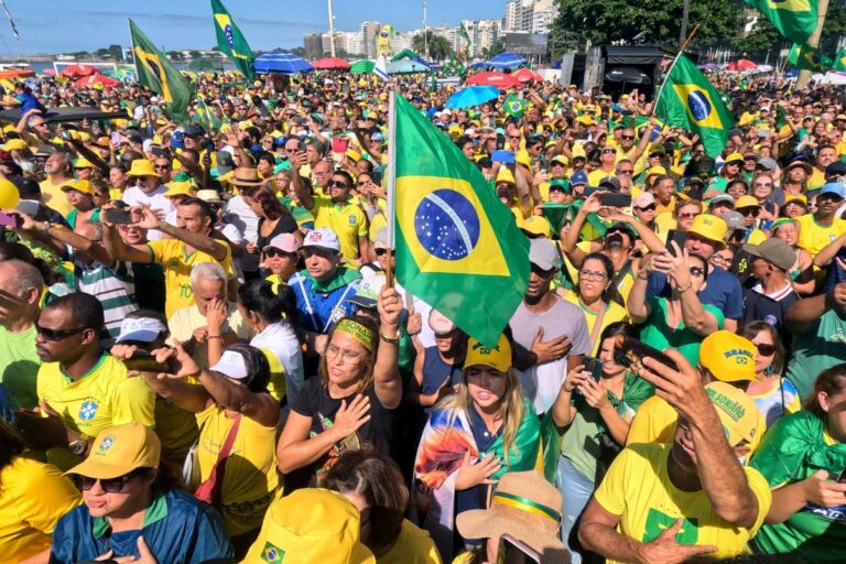 Cientos de miles de brasileños salen a las calles en defensa de Bolsonaro ante la persecución del Gobierno de Lula: «Es un grito de libertad»