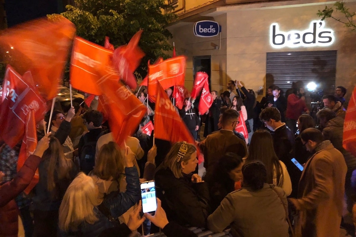 El PSOE moviliza autobuses de toda España para que sus militantes acudan a Ferraz «por la democracia»