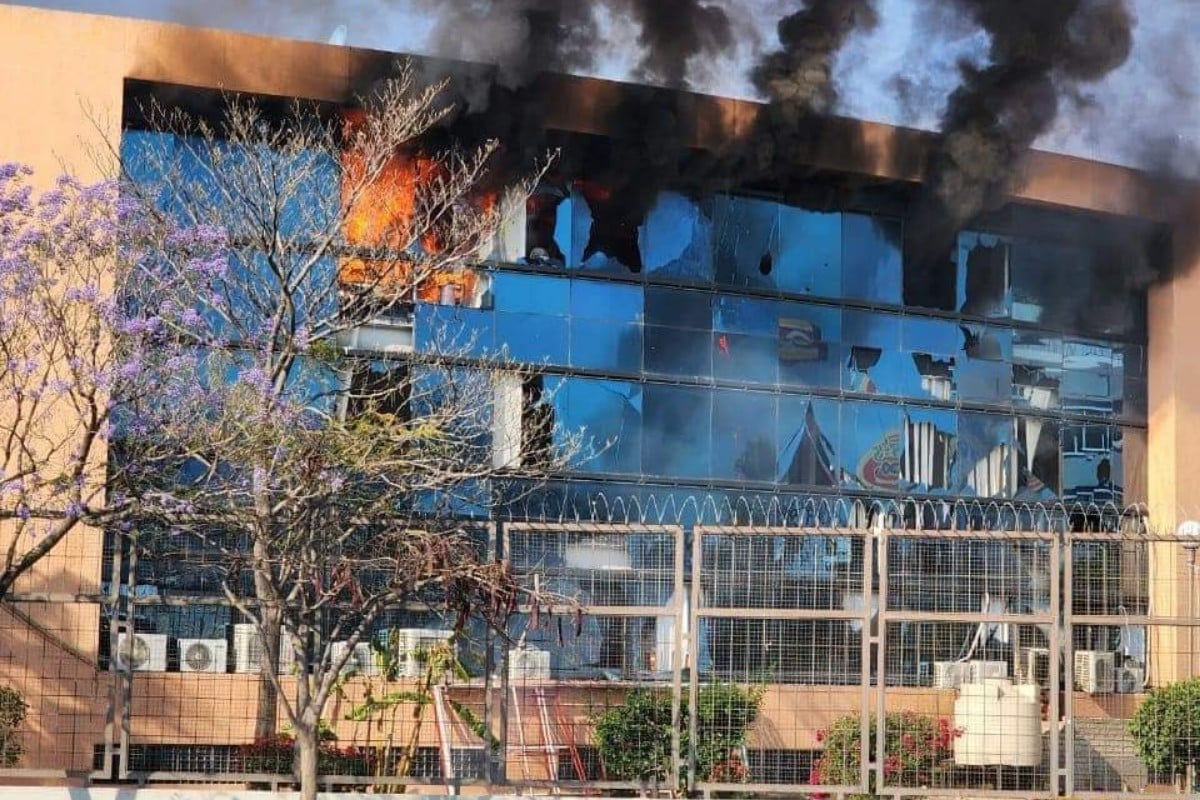Un grupo de manifestantes incendia la sede de Gobierno en el estado de Guerrero, al suroeste de México