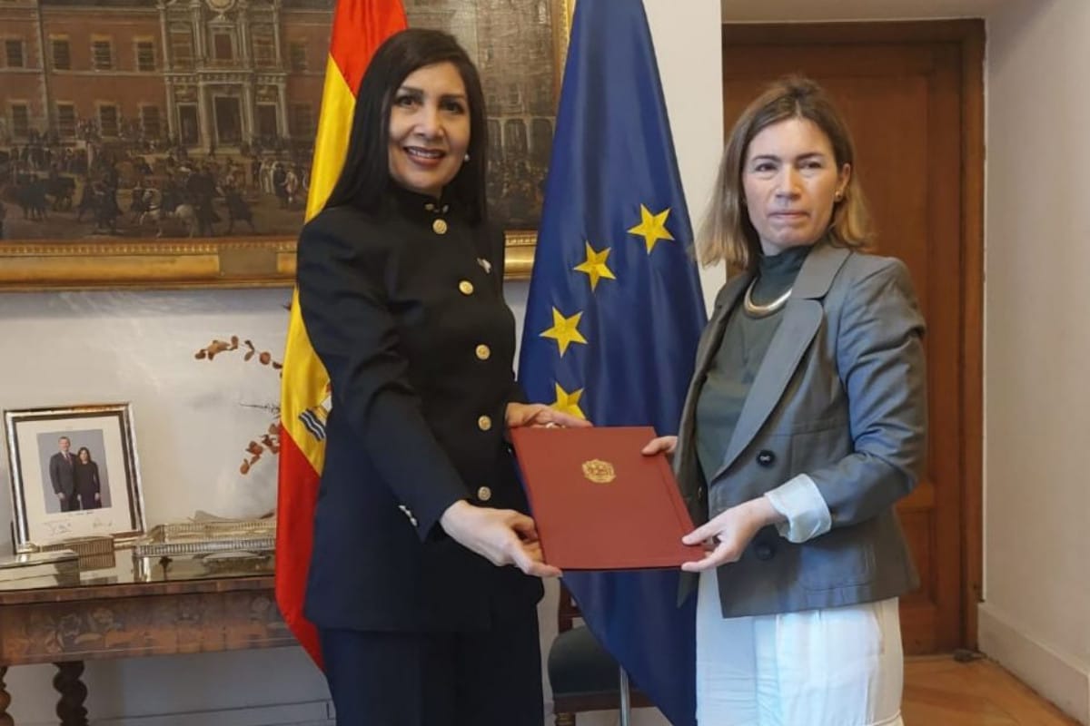 La nueva embajadora de Maduro en España presenta sus copias de estilo ante Exteriores