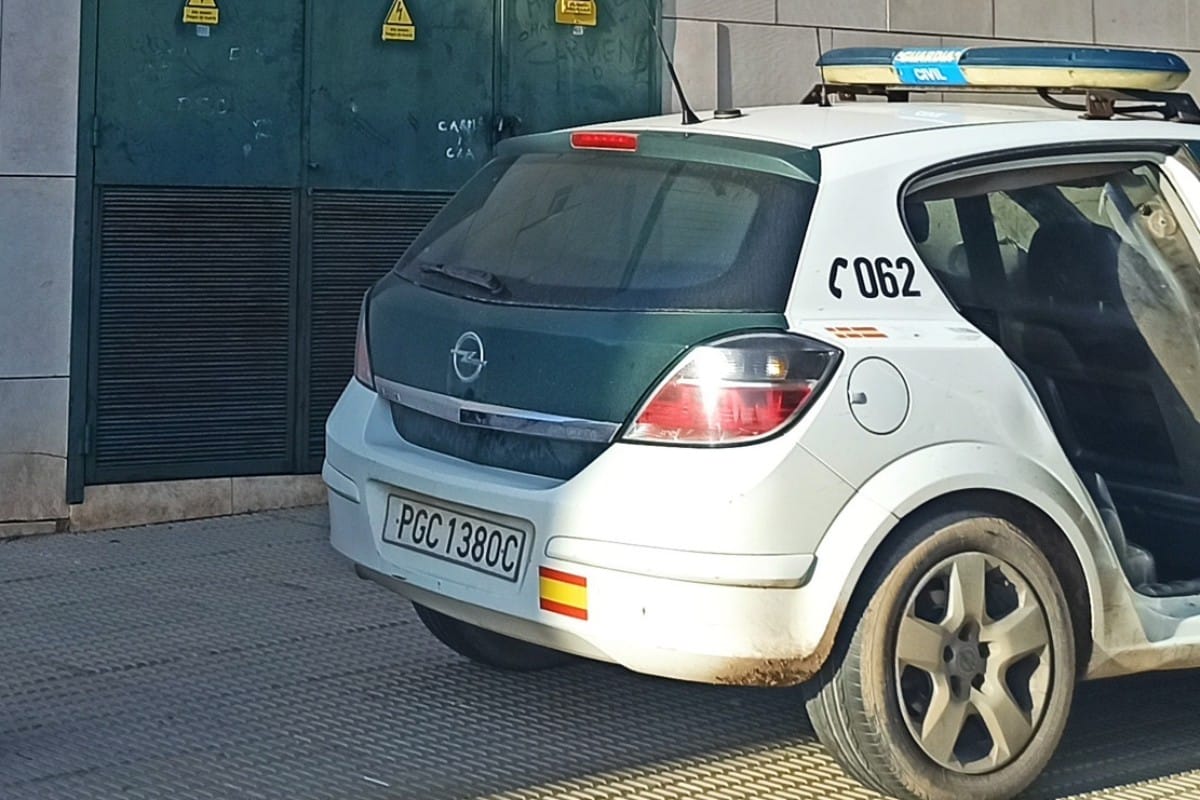 Guardia Civil de Torre Pacheco, Murcia. Tres extranjeros encapuchados y con armas de fuego atracan una gasolinera. Imagen, Europa Press.
