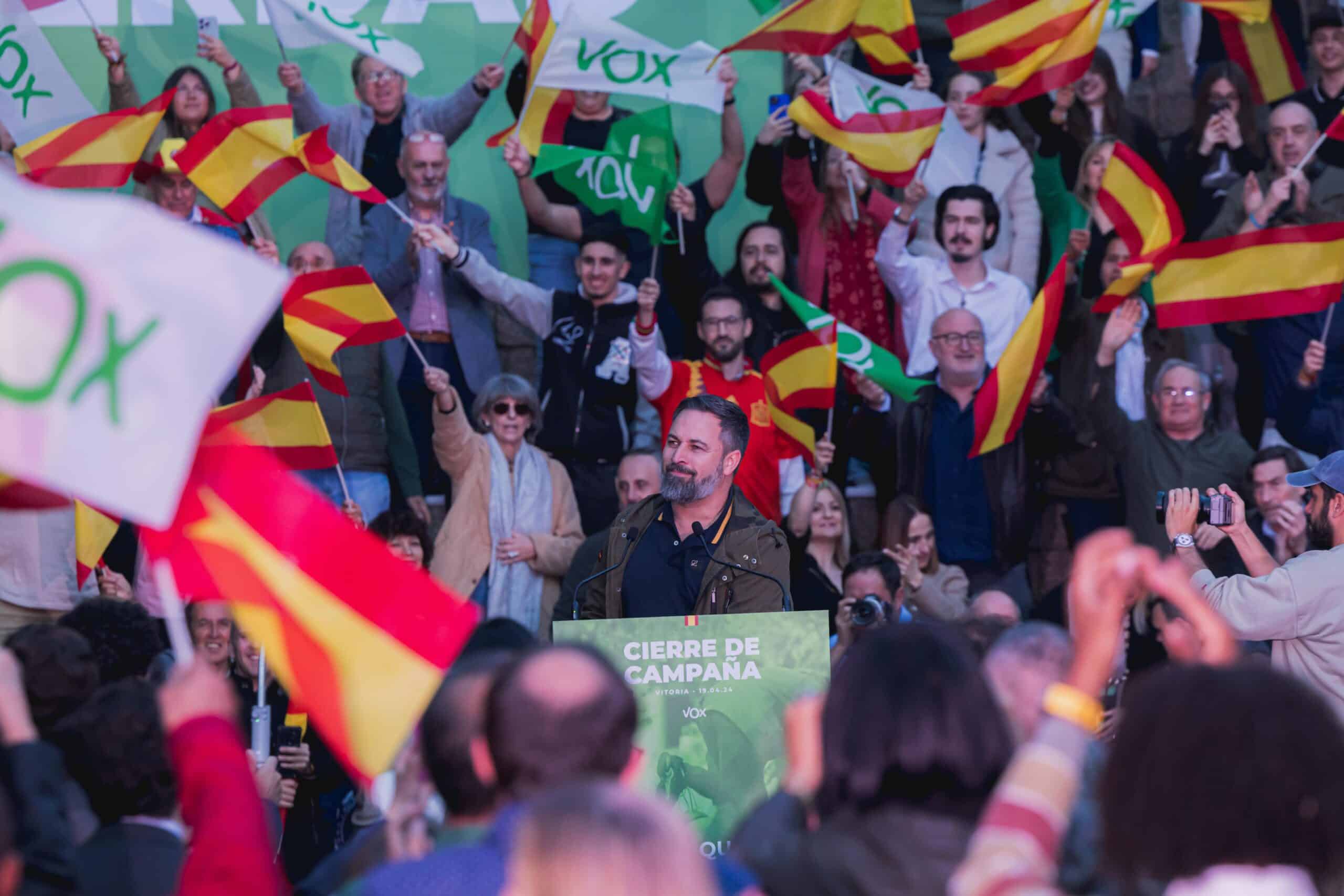 Abascal reitera en el mitin de cierre de campaña en Vitoria que sólo VOX representa la alternativa frente quienes alientan la inmigración ilegal