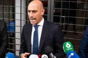 La juez ordena a Rubiales comparecer una vez al mes ante los juzgados y pedir permiso para salir de España. Europa Press.