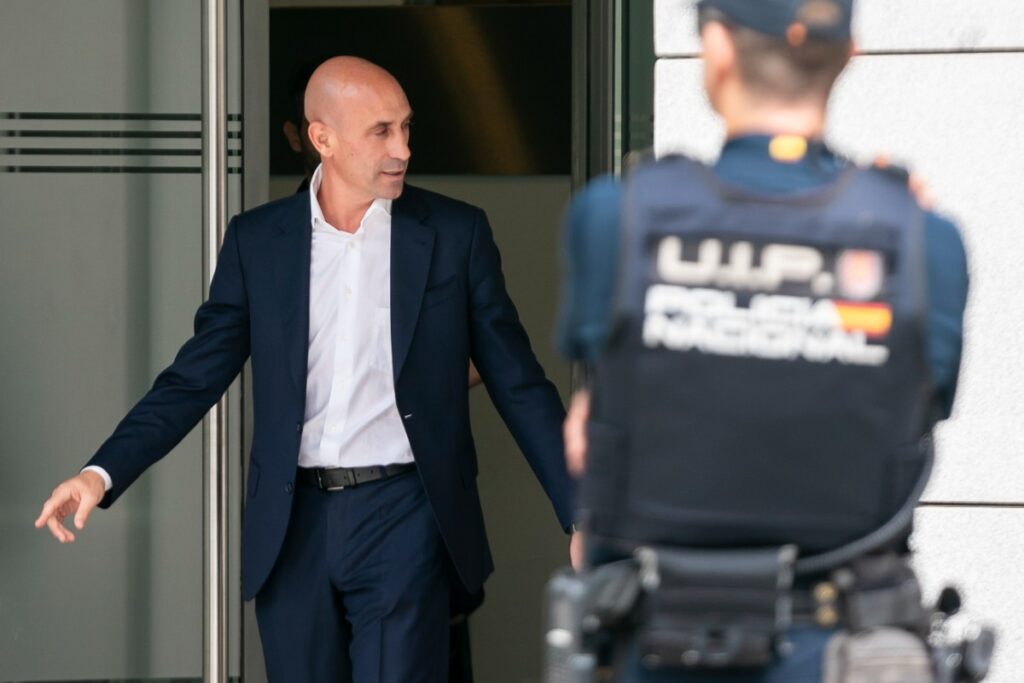 La jueza interroga a Rubiales por presunta corrupción el lunes. Europa Press.