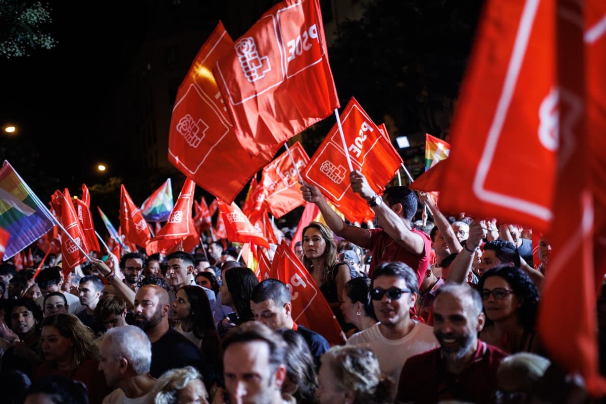 Las federaciones del PSOE movilizan cientos de autobuses con militantes para respaldar a Sánchez el sábado en Ferraz