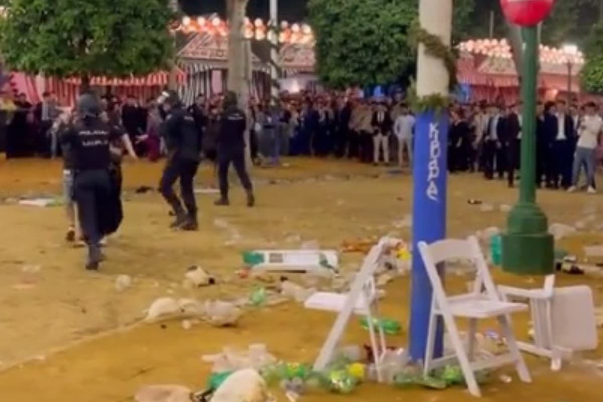 Los antidisturbios intervienen en una batalla campal en la Feria de Sevilla entre grupos de magrebíes y gitanos. X.
