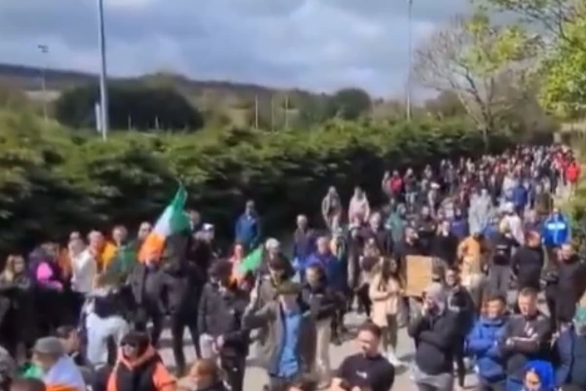 Miles de irlandeses se manifiestan en las principales ciudades contra la llegada masiva de inmigrantes ilegales. X.