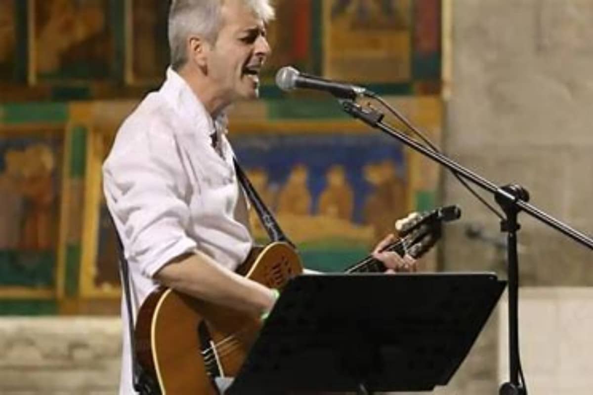 Muere el sacerdote Javier Sánchez, conocido como ‘el cura rockero’, tras las heridas sufridas al quemarse su hábito