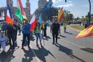 Nueva tractorada de los agricultores valencianos contra la importación de productos de fuera de Europa y la Agenda 2030.