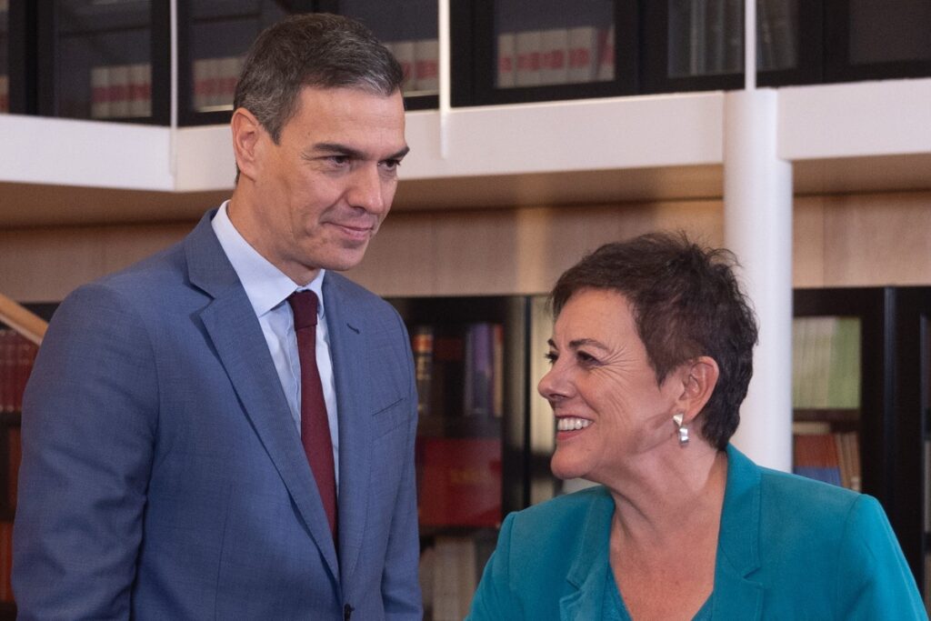 Pedro Sánchez en su reunión con Bildu previa a la investidura. Imagen, Europa Press.