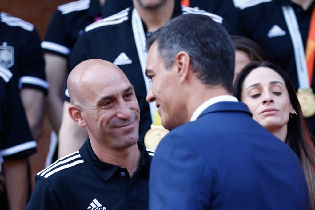Pedro Sánchez y luis Rubiales en una imagen de archivo tras la victoria del Mundial femenino. Europa Press.