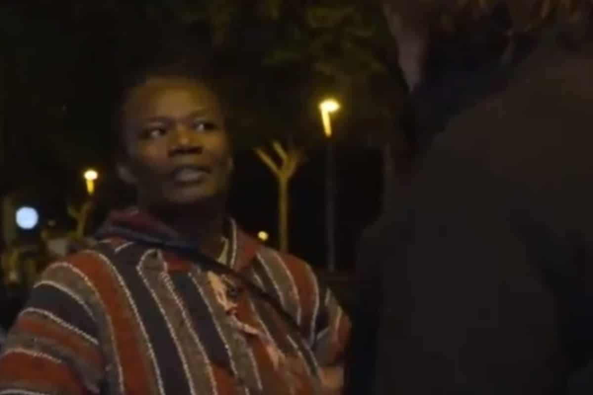Una mujer africana al periodista Cake Minuesa: «Se necesita orden. Sólo VOX quiere hacer algo»