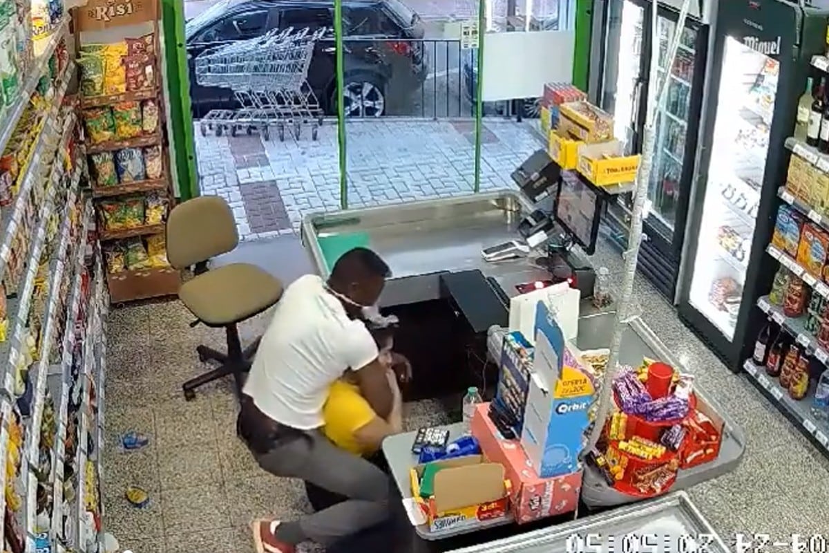 Un inmigrante subsahariano estrangula a una trabajadora de un supermercado de Málaga